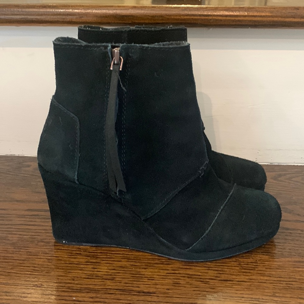Women’s TOMS Black  suede wedges. size 7.5 really good condition!